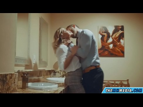 ❤️ Nalika pirang semok seduces sampeyan ing toilet umum ️ Super jinis ing pornojv.pornmega-com.ru ️❤